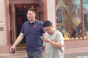 网友在环球影城偶遇CBA名宿唐正东：懂球的说说这位是什么人物？