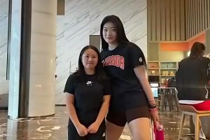 李梦有多魁梧？此前她和粉丝合影，身材简直是对方两倍！